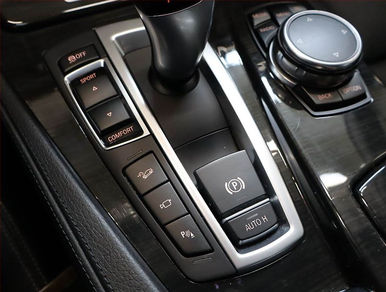 BMW Řada 5 (2015) Luxury Line 530d xDrive, 4X4 - fotka 24 z 32