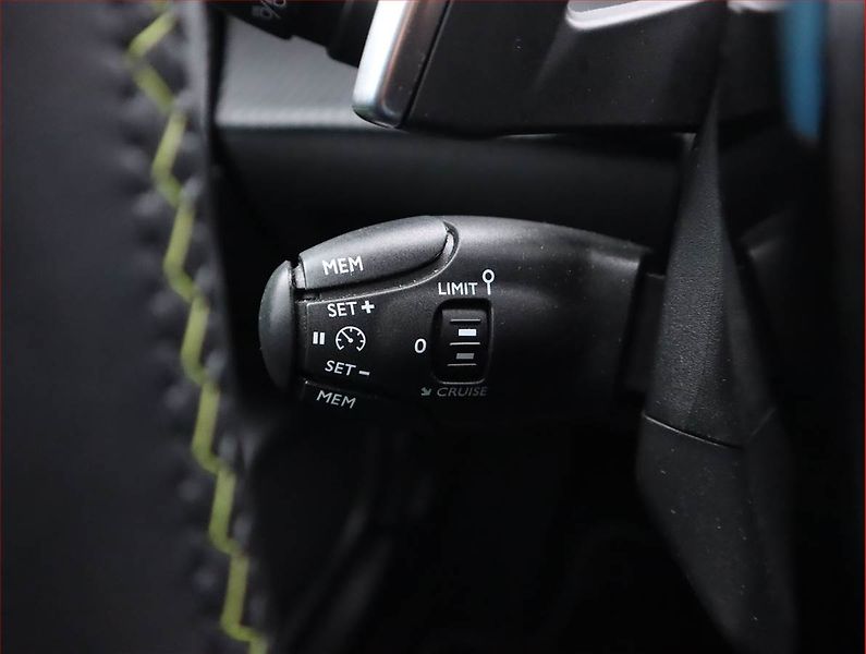 Peugeot 2008 (2023) GT 1.2 PureTech - fotka 19 z 21
