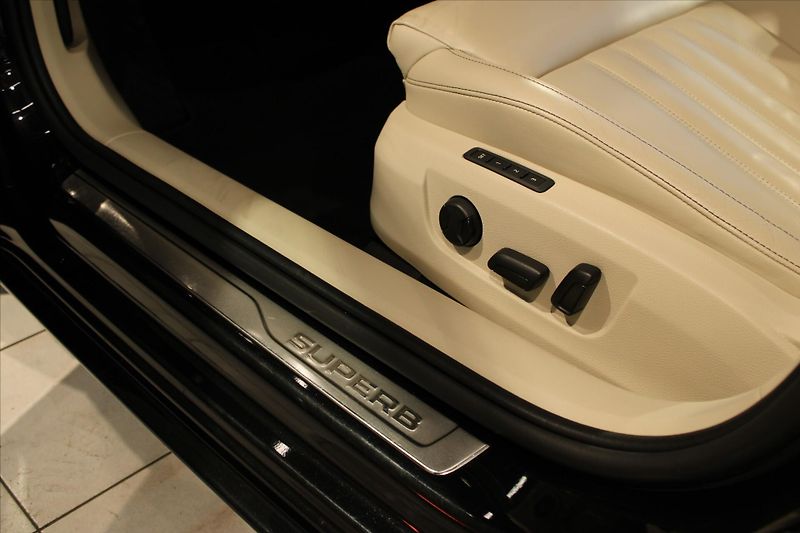 Škoda Superb TDi DSG 4x4 Style Combi - fotka 10 z 34