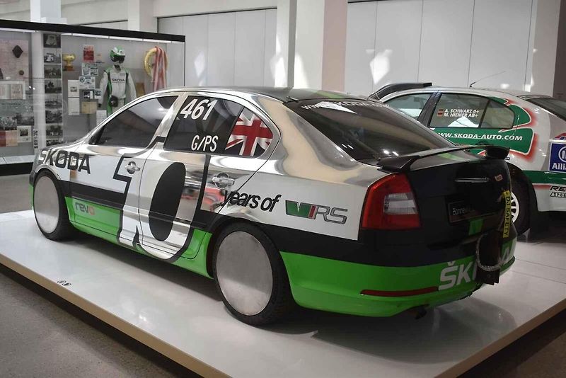 Škoda Octavia Bonneville - s brzdícím padákem v akci.