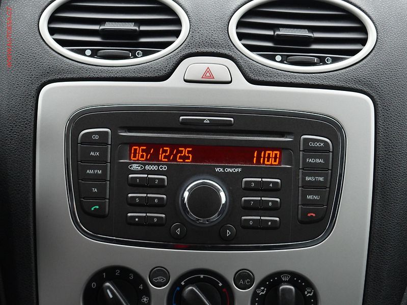 Ford Focus (2010) 1.6 TDCi, 1.maj, AC - fotka 12 z 17