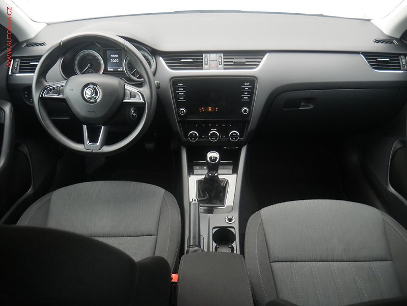 Škoda Octavia (2017) 1.6 TDi, ČR, STK 9/2027 - fotka 11 z 19