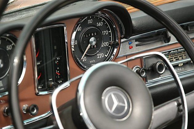 Klasický Mercedes-Benz SL.