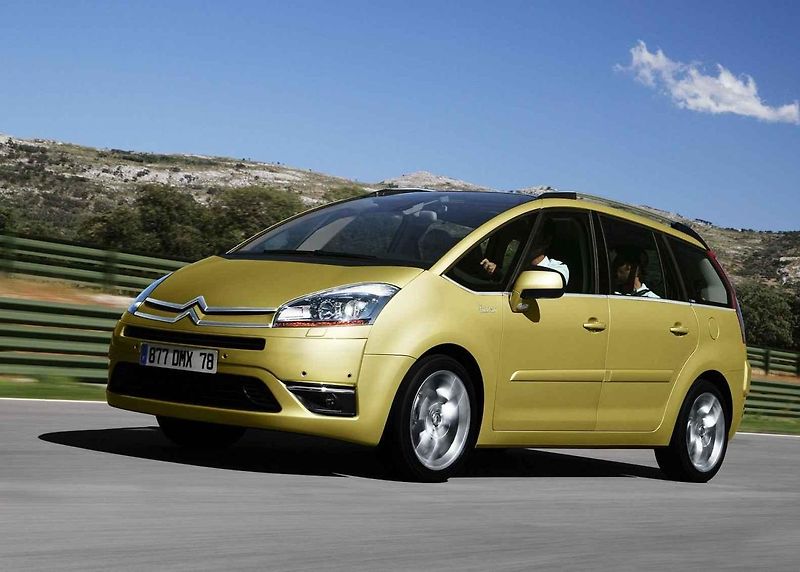 Volkswagen Touran působí usedle, ale je to dobrý rodinný společník
