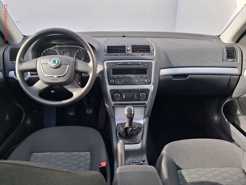 Škoda Octavia (2013) 1.6 TDi, Ambition, park.asist - fotka 8 z 17