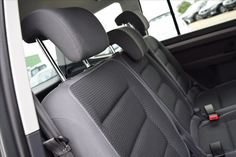 Volkswagen Touran 1,6 TDI 77KW BIXENON TAŽNÉ - fotka 40 z 40