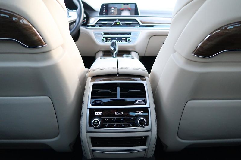 BMW Řada 7 750Li xDrive - fotka 14 z 18