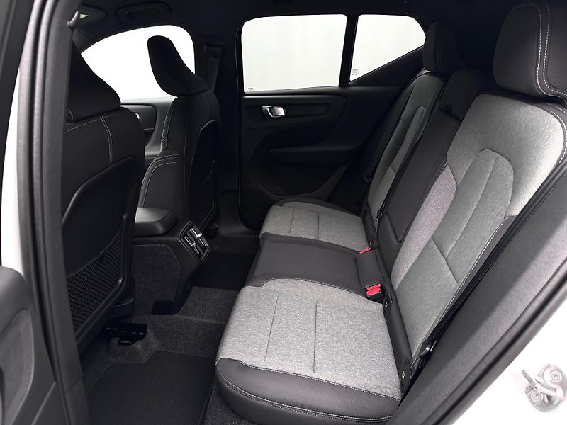 Volvo XC40 (2026) B3 AUT DARK PLUS - fotka 6 z 22