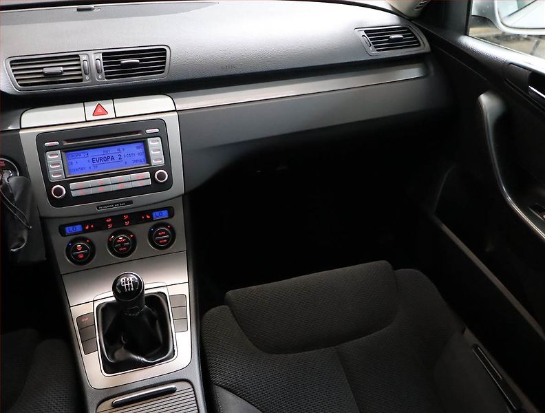 Volkswagen Passat (2007) Business 2.0 TDI, po STK - fotka 8 z 21