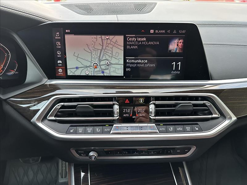 BMW X5 3,0 xDrive 30d M-SPORT LASER - fotka 17 z 38
