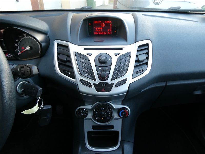 Ford Fiesta 1,2 i 60kW 2x kola, klima - fotka 22 z 30