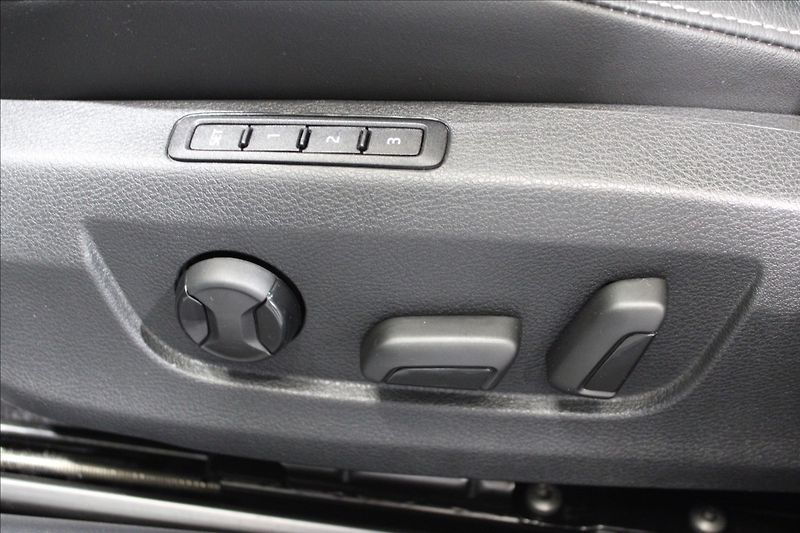Škoda Superb 2,0 TDI Style REZERVOVÁNO - fotka 35 z 39
