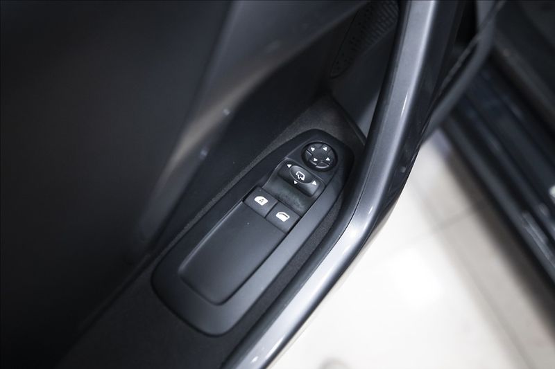 Peugeot 2008 1,2 i 1. AUT. AC VÝHŘEV 1. MAJ - fotka 17 z 36