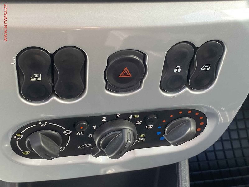 Dacia Sandero (2012) 1.6i, 2.maj, AC - fotka 13 z 15