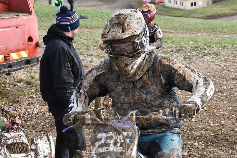 Obrovská motokrosová rodina ze Stříbrska se sešla hned na Nový rok na Terénu sv. Petra. A bylo z toho parádní odpoledne.