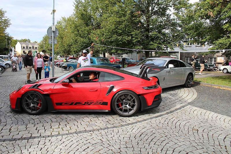 V severočeském Litvínově se uskutečnil premiérový Autofest. Na snímku je luxusní Porsche 911 Spirit.