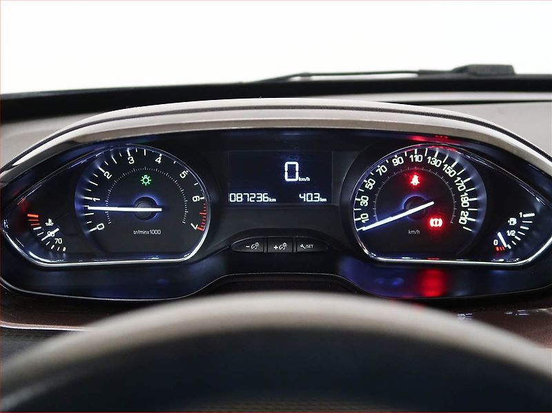 Peugeot 2008 (2015) 1.6 VTi, Tempomat - fotka 11 z 15