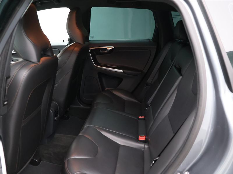 Volvo XC60 2,0 D4 140kW Aut. Summum - fotka 13 z 33