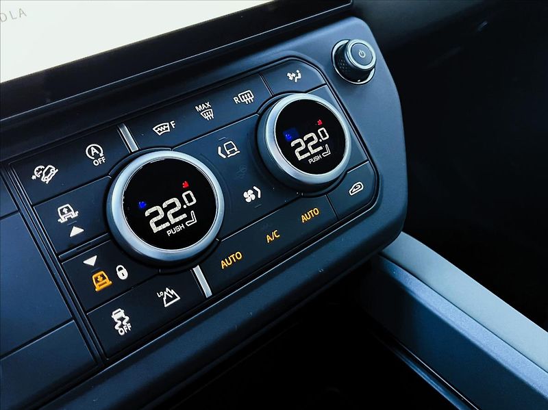 Land Rover Defender 110 D250 X-DYNAMIC SE - fotka 19 z 24