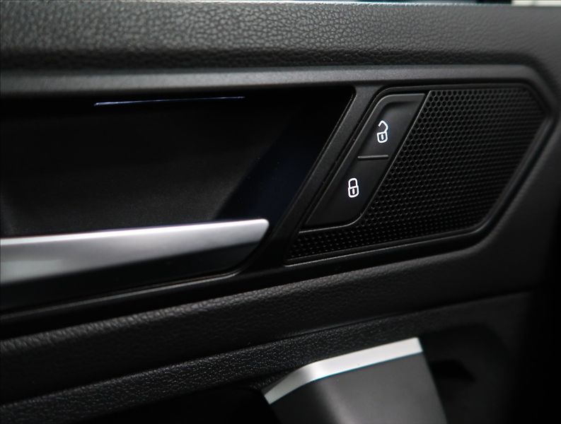 Volkswagen Tiguan 2,0 TDI DSG 4MOTION R-LINE - fotka 21 z 55