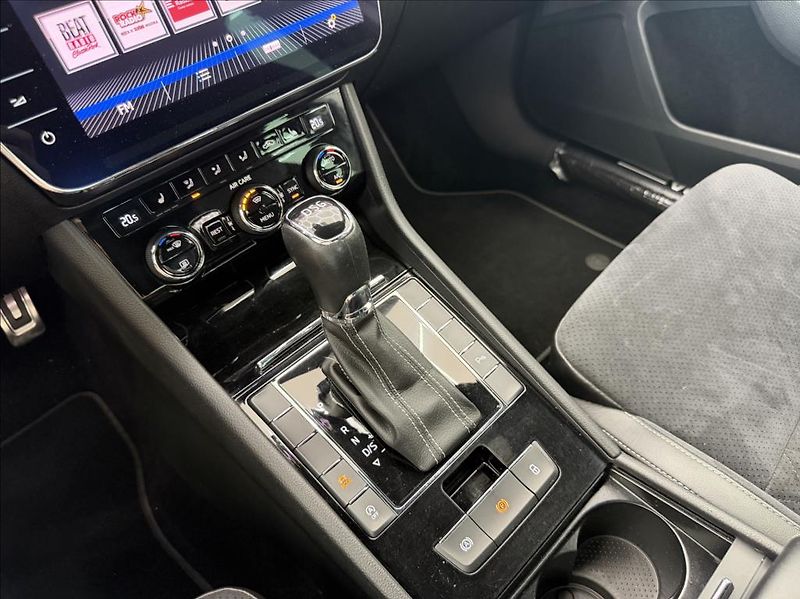 Škoda Superb 2,0 TDi, Sportline, Navi, DSG - fotka 22 z 36