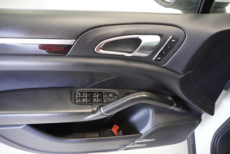 Porsche Cayenne 3,0 S E-HYBRID 4WD AUT. - fotka 12 z 20