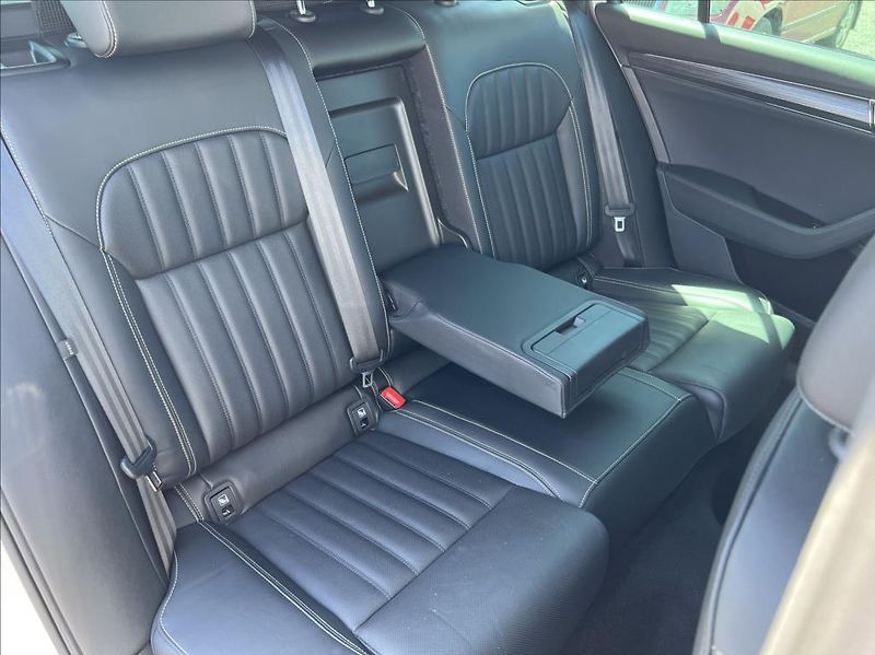Škoda Superb 2,0 TDI DSG Premium Edition - fotka 17 z 42