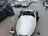 V neděli odpoledne poutal zájem kolemjdoucích před nákupním centrem nevídaný a luxusní sporťák.
