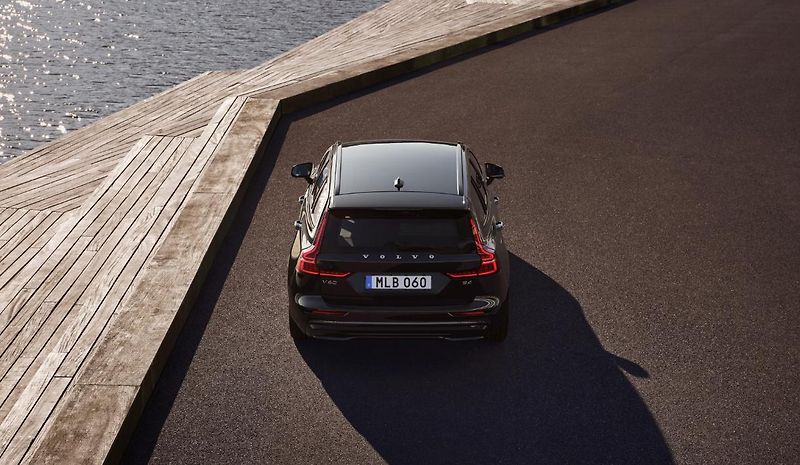 Volvo V60 (2026) B4 PLUS DARK AUT - fotka 13 z 20