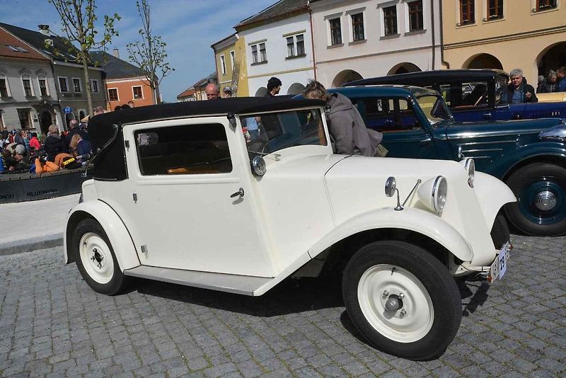 Stovka nablýskaných motocyklů a automobilů předválečné a meziválečné éry vyrazila v neděli z Horního náměstí v Přerově na spanilou jízdu regionem. Nejstarší účastnicí byla osmaosmdesátiletá Libuše Šulcová, která na trasu vyrazila na motocyklu BSA 770 se s