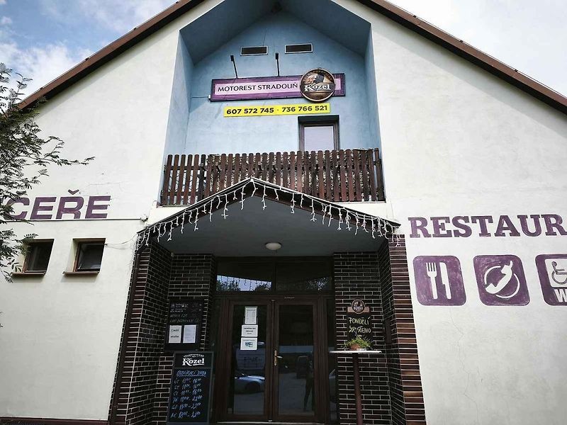 Objednali jsme si vepřový řízek s bramborem za 170 korun.