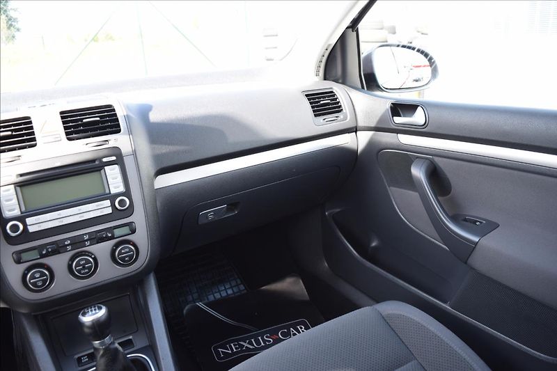 Volkswagen Golf 1,9 TDI 77KW 4X4 PO ROZVODECH - fotka 31 z 46
