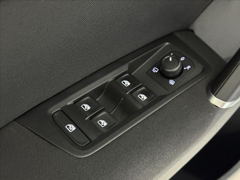 Volkswagen Touran 2,0 TDi  DSG Comfortline LED V - fotka 20 z 43