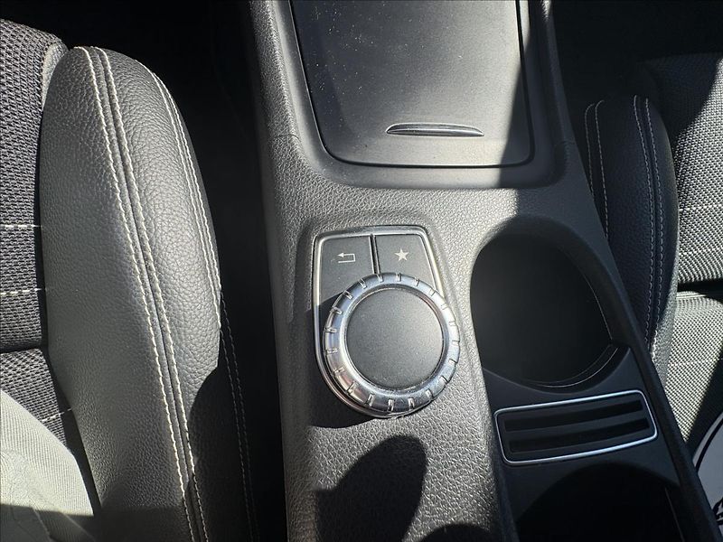 Mercedes-Benz GLA 1,6 200i 115kW Xen,Kamera,Navi - fotka 11 z 41
