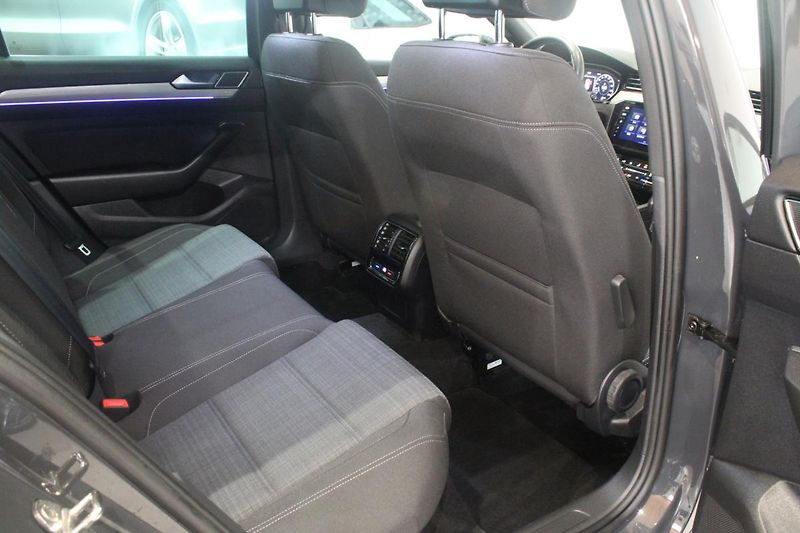 Volkswagen Passat (2021) 2.0TDI DSG Info display Matrix - fotka 26 z 43