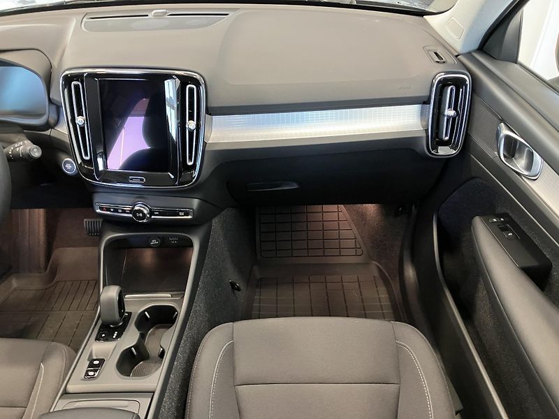 Volvo XC40 B4 Momentum Advance AT8 - fotka 16 z 41