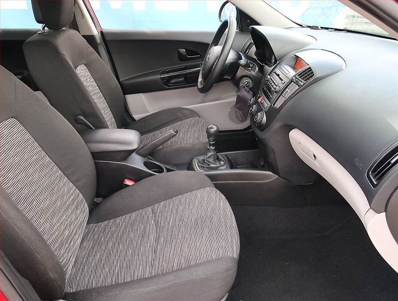 Kia Ceed (2009) 1.4 CVVT, po STK, jezdí dobře - fotka 9 z 16