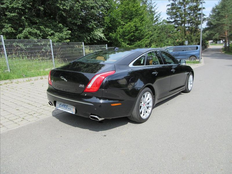 Jaguar XJ 3,0 V6, 4x4, Panorama, Nové ČR - fotka 9 z 37