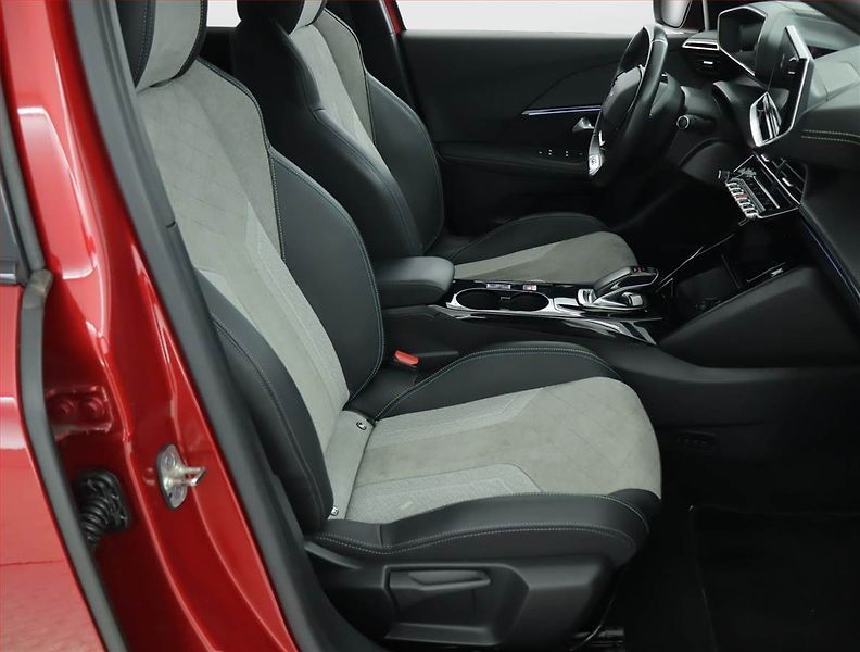 Peugeot 2008 (2021) GT 50 kWh, SoH 85%, Automat - fotka 9 z 19