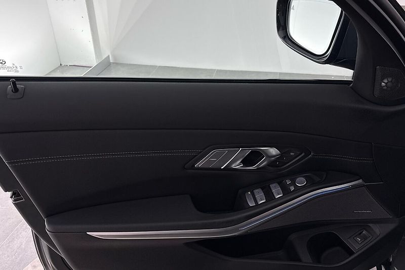 BMW Řada 3 řady 3 | 320d xDrive - fotka 17 z 26