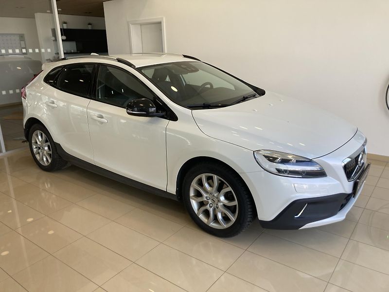 Volvo V40 CROSS COUNTRY T4  - REZERVACE - fotka 2 z 43