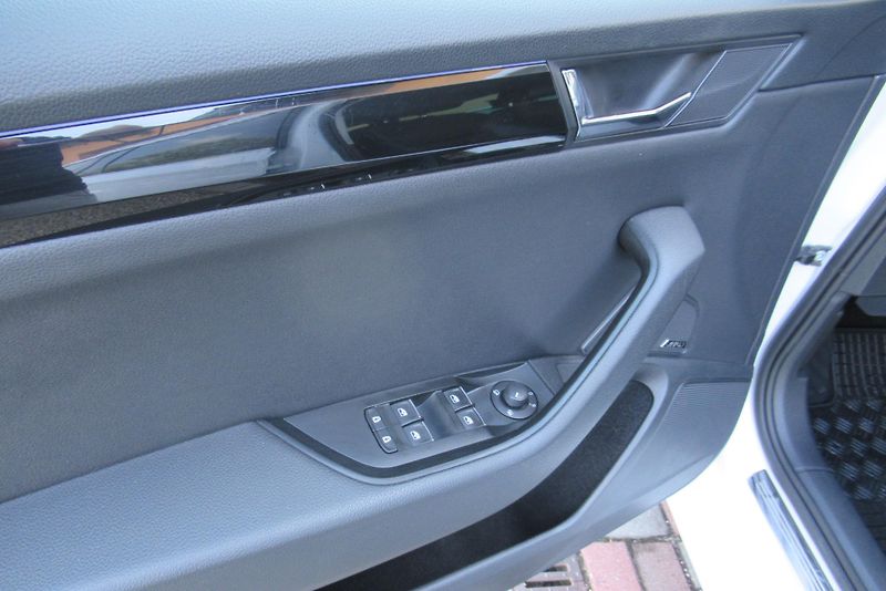 Škoda Superb 2.0 TDI DSG L&K TAŽNÉ - fotka 36 z 41
