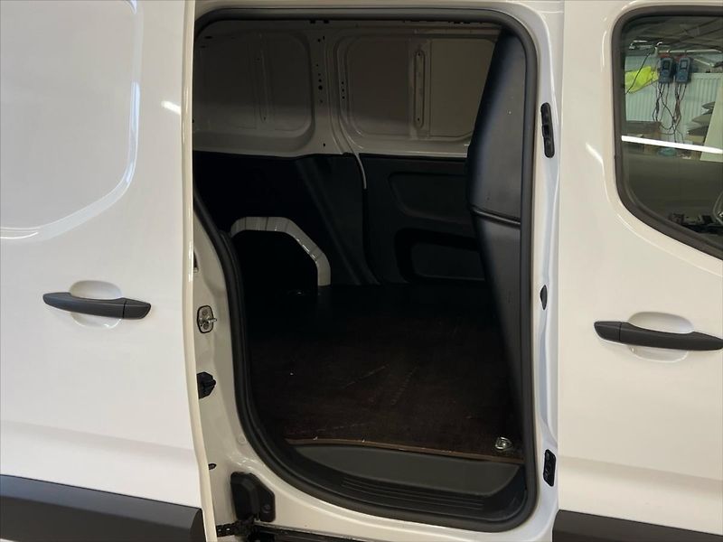 Toyota ProAce City 1,5 D-4D 75kW ACTIVE - fotka 13 z 22