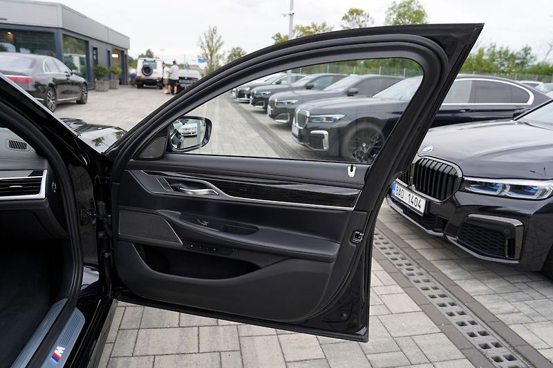 BMW Řada 7 750i xDrive Mpaket/530 PS - fotka 24 z 47