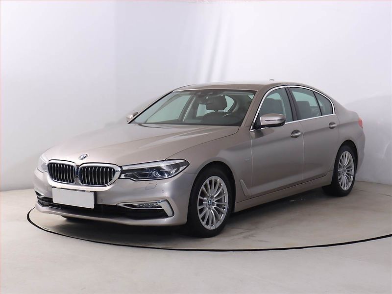 BMW Řada 5 (2018) Luxury Line 520d xDrive - fotka 2 z 20