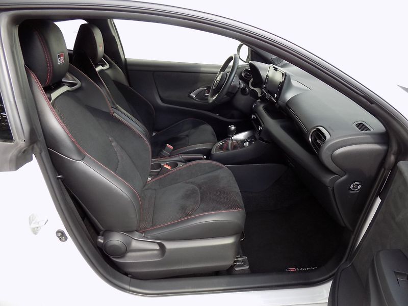 Toyota GR Yaris (2020) 1.6i/16V/FOUR/AWD/LED/ČR/ - fotka 12 z 32