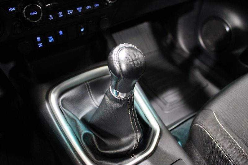 Toyota Hilux 2,4 D-4D 150 4x4 1.majitel, CZ - fotka 27 z 33