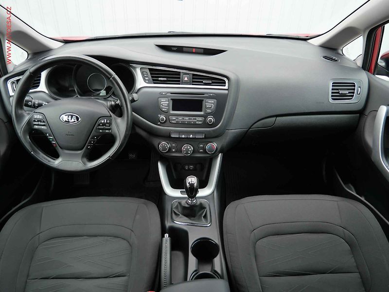Kia Ceed (2017) 1.6 GDi, 2.maj,ČR, AC, park - fotka 8 z 17