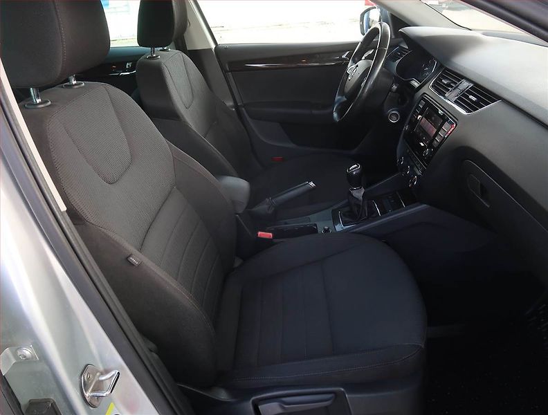 Škoda Octavia (2014) Elegance 1.2 TSI, Serv.kniha - fotka 9 z 19