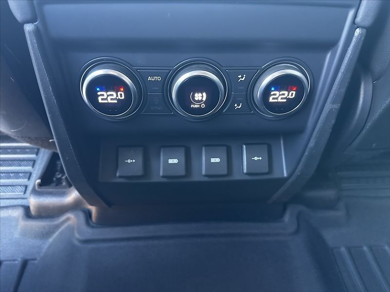 Land Rover Defender 2,0 - fotka 19 z 22